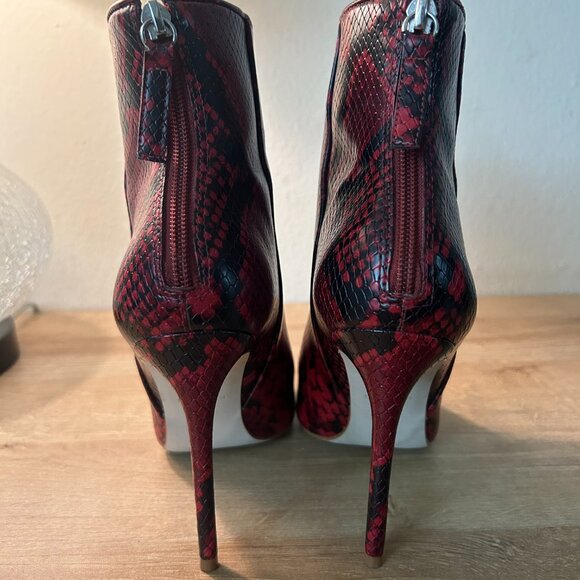 Steve Madden red and black snake skin booties size 7M - Picture 3 of 4